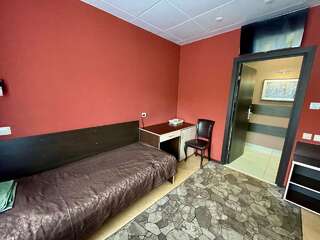 Гостиница Айхал Нерюнгри Стандартный двухместный номер с 2 отдельными кроватями и общей ванной комнатой-3