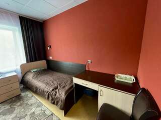 Гостиница Айхал Нерюнгри Стандартный двухместный номер с 2 отдельными кроватями и общей ванной комнатой-4